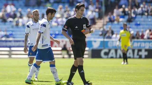 El jugador del Real Zaragoza Arzo abandona expulsado el campo