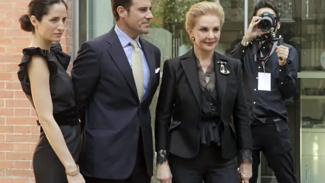 Carolina Herrera (d), su hija (i) y su marido Miguel Báez "El Litri" (c), llegan al Palau de la Música donde Puig celebra una convención.