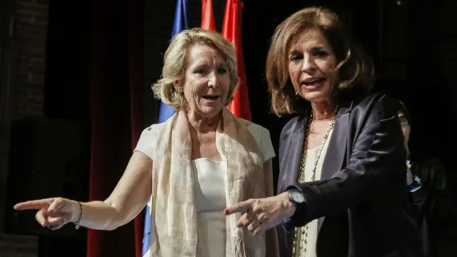 La presidenta del Partido Popular de Madrid, Esperanza Aguirre (i), y la alcaldesa de Madrid, Ana Botella (d).