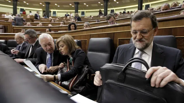 Rajoy, junto a varios de sus ministros en el Congreso