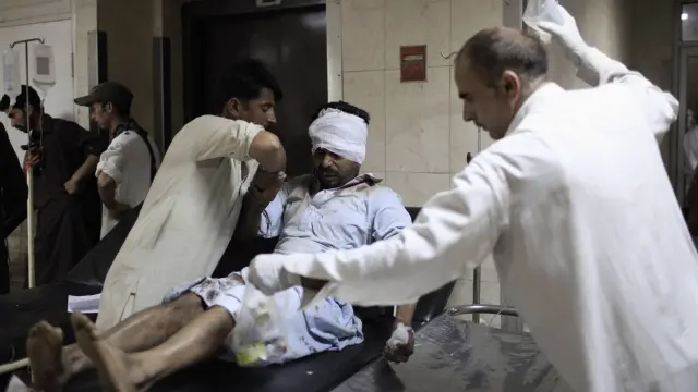Los servicios médicos atienden a uno de los heridos