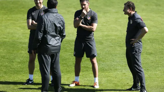 Simeone dialoga con los técnicos en el entrenamiento del Atlético