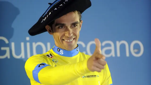 Alberto Contador posa en el podio con chapela