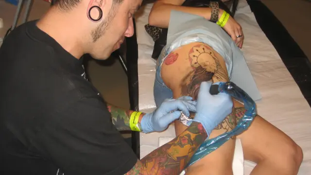Un tatuador dibujando una de sus obras