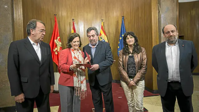 Los socialistas Pérez Anadón, Ayala, Belloch y Dueso y el portavoz de IU, José Manuel Alonso