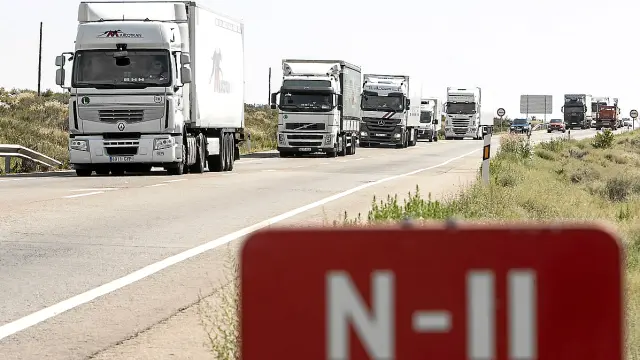 Los camiones que circulan por la Nacional II o la A-2 se meten en la C-25 para cruzar por Cataluña. j.