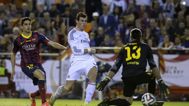 Bale supera a Pinto en el segundo gol del Real Madrid