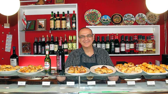 Moustapha Nasser Issa, propietario del bar Fenicia de Zaragoza, en la barra del establecimiento