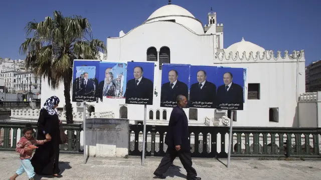 Carteles electorales en Argel