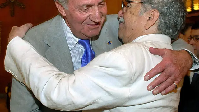 García Márquez abraza al rey Juan Carlos