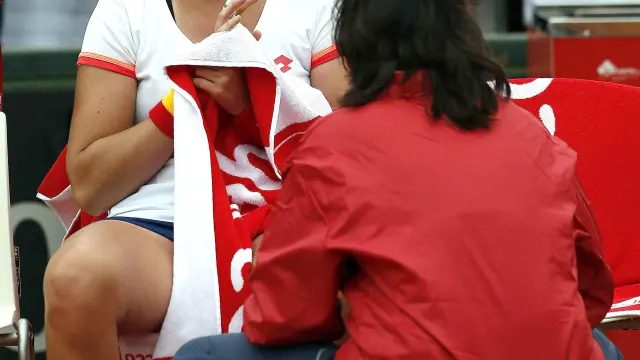 La tenista española Tita Torró habla con la capitana Conchita Martínez