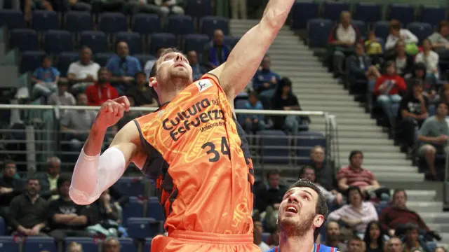 El ala-pívot croata del Tuenti Móvil Estudiantes Marko Banic (d) y el ala-pívot del Valencia Basket Pablo Aguilar.