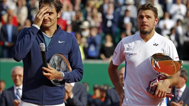 Wawrinka y Federer, con sus trofeos