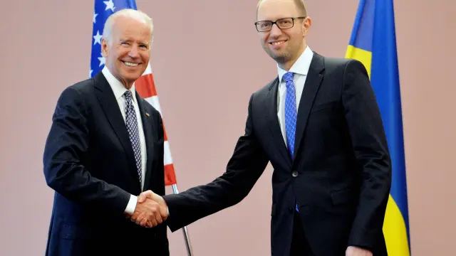 El primer ministro ucraniano, Arseni Yatseniuk, saluda a Joe Biden