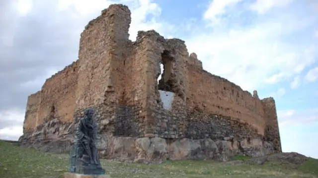 Imagen de Bécquer junto al Castillo de Trasmoz
