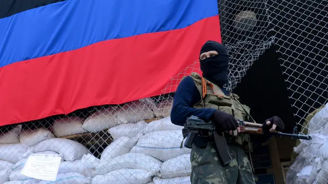 Un separatista ucraniano armado en Slavyansk