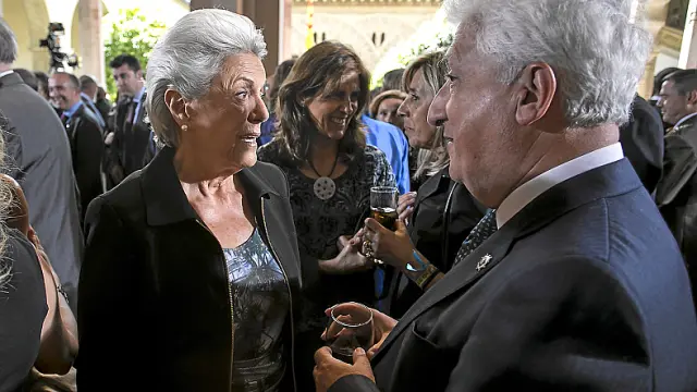 La presidenta del grupo hospitalario Quirón, Pilar Muro, con el Justicia de Aragón, Fernando García Vicente.