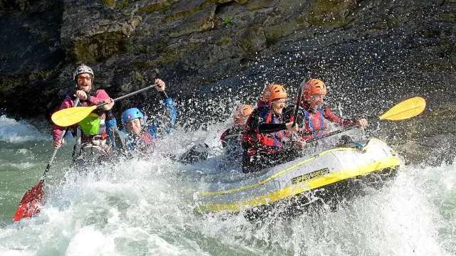 Un grupo de deportistas desciende el río Gállego