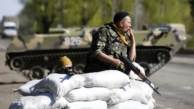 Dos soldados ucranianos en Slaviansk
