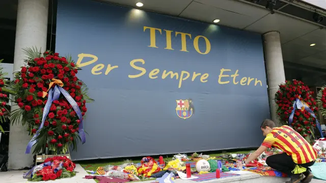 Un seguidor muestra su reconocimiento a Tito Vilanova