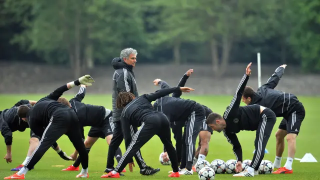 Mourinho observa el entrenamiento del Chelsea