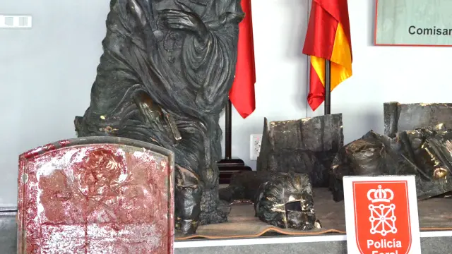 La estatua troceada y la placa recuperadas por la Policía Foral