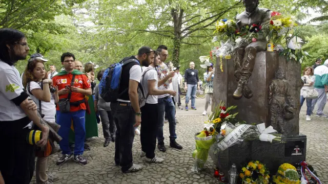 Los aficionados han dejado flores junto a la estatua de Senna en Imola