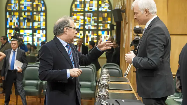 El vicealcalde, Fernando Gimeno, y el portavoz del PP, Eloy Suárez, en un pleno del pasado enero.