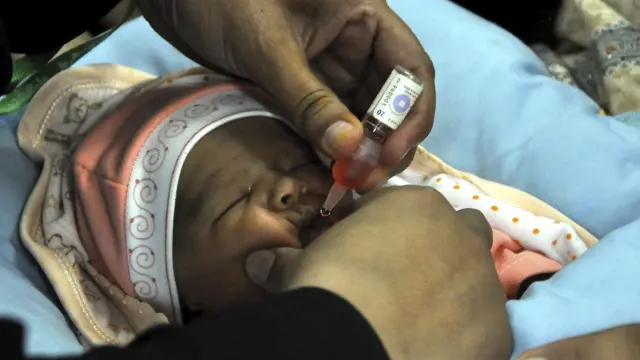 Un niño es vacunado contra la polio en una campaña nacional de vacunación en Karachi (Pakistán)