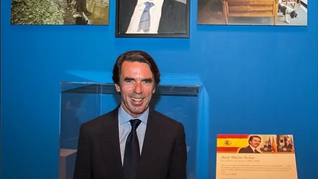 Aznar posa sonriente junto a su retrato