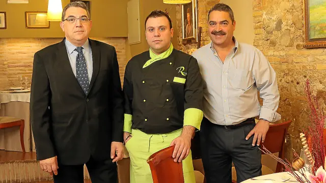 Jesús Martínez, David Melendo y Juan José Aínsa, en el comedor de El Real.