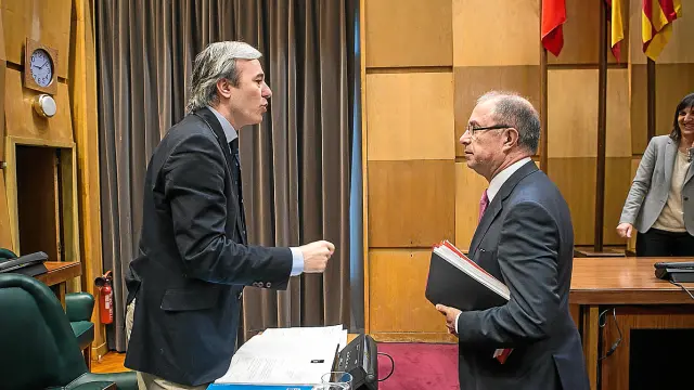 El concejal del PP Jorge Azcón, a la izquierda, conversa con el vicealcalde, Fernando Gimeno.