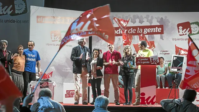 Los candidatos de La Izquierda Plural (Meyer, Izuel, Iturbe, Albiol y Cubero), en el centro del escenario, al finalizar el mitin.