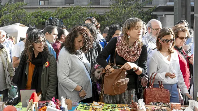 Cientos de zaragozanos acudieron ayer a la Lonja de Comercio Justo en la plaza del Pilar.