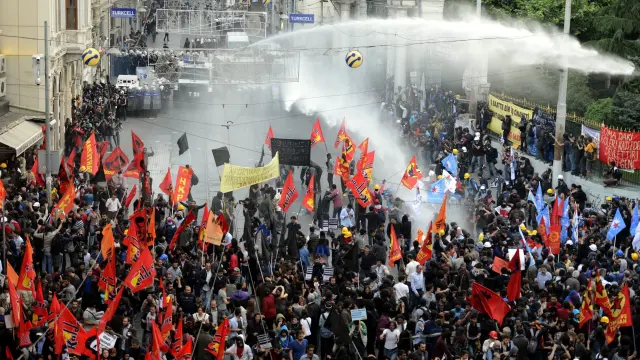 Policías antidisturbios utilizan un cañón de agua para dispersar a los participantes en una protesta por el accidente.
