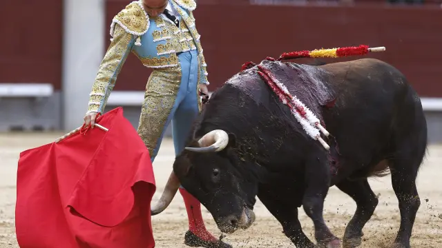 El diestro Enrique Ponce durante la faena con la muleta a su primer toro.