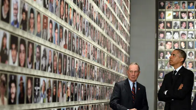 Obama y Bloomberg observan un panel con los rostros de los fallecidos