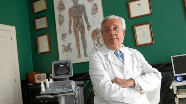 José Ignacio Urtiaga, especialista en cirugía vascular y de varices, en su consulta de Zaragoza.