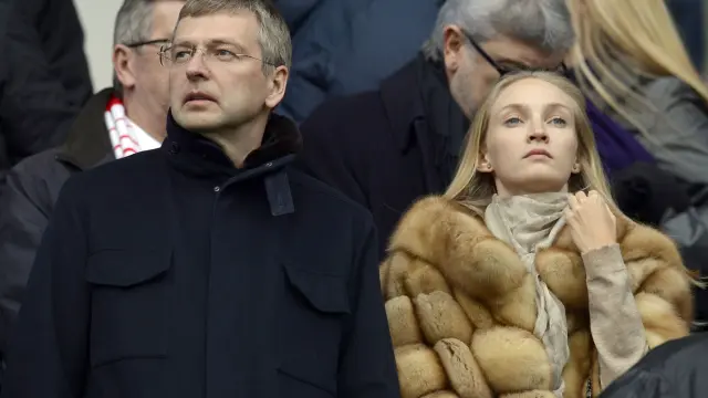 El millonario ruso junto a una mujer desconocida.