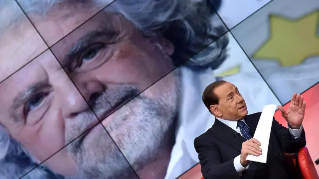 Berlusconi, ante la imagen de Grillo durante el programa