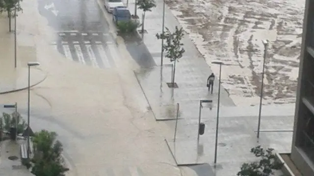 La lluvia ha extendido el barro de un solar por las calles de Parque Venecia