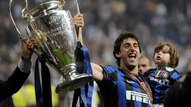 Diego Milito, con la Liga de Campeones lograda con el Inter de Milán
