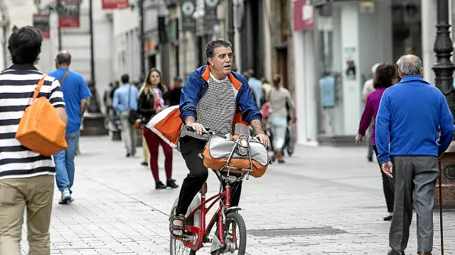 Un ciclista en la calle Alfonso de Zaragoza
