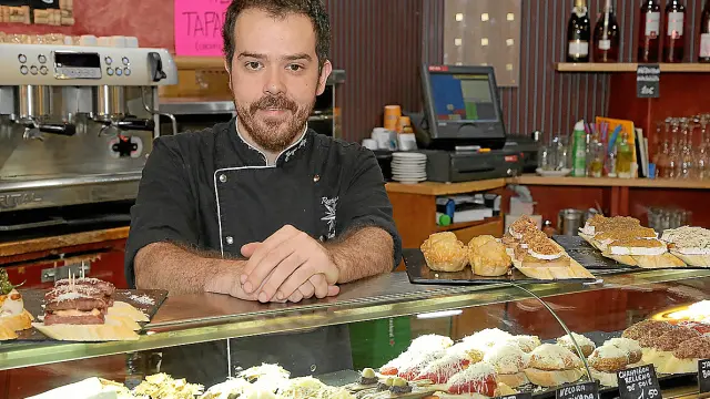 El cocinero Jorge Algarate, en la barra del Café del Sur