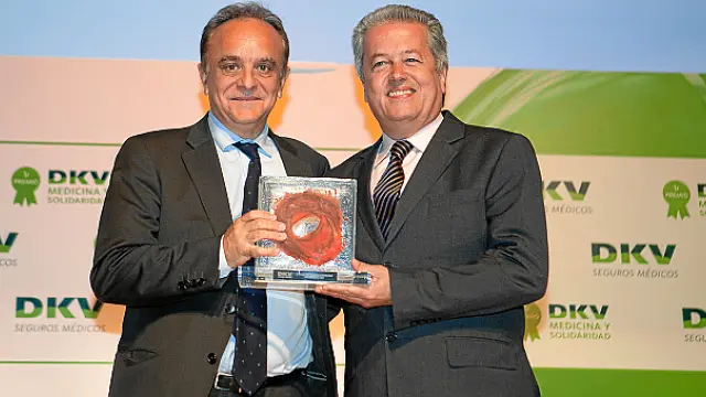 Manel del Castillo, gerente del Hospital Sant Joan de Déu, recibiendo el premio