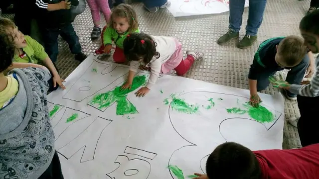Varios niños pintan una pancarta con el lema 3ª vía ya