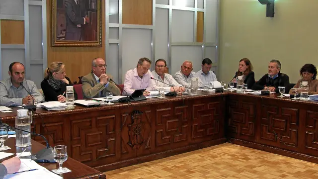 Pleno celebrado ayer, con el exalcalde Enrique Villaroya sentado en la esquina de la mesa.
