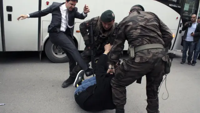 Imagen de la agresión del ya ex asesor de Erdogan