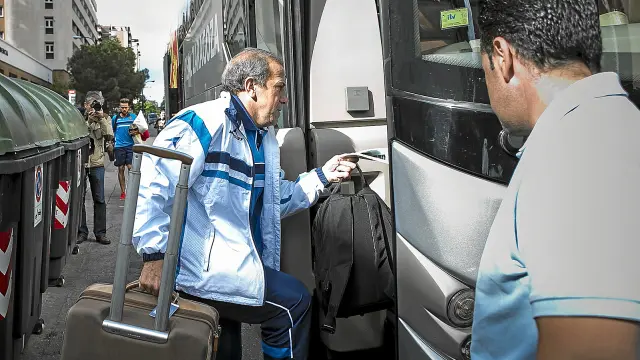 Víctor Muñoz sube al autobús del equipo minutos antes de partir hacia Murcia.