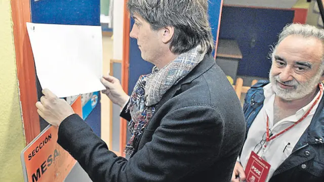 Carlos Martínez consulta las listas electorales